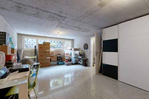 bureau avec plafond en béton, concrete ceiling, et inside property