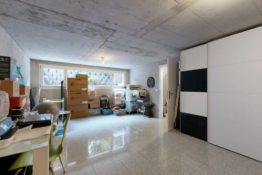 bureau avec plafond en béton, concrete ceiling, et inside property