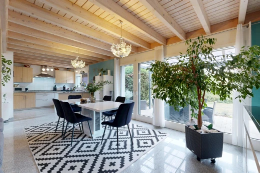 salle à manger avec accès à l'extérieur, beamed ceiling, plafond à poutres, wood ceiling, et plafond en bois