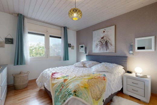 chambre avec éclairage suspendu, drywall, cloison sèche, light floor, et wood finish floor