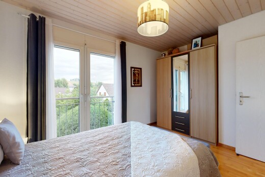 chambre avec accès à l'extérieur, wood ceiling, plafond en bois, drywall, et cloison sèche