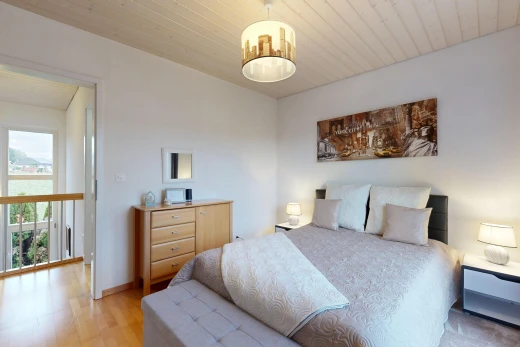 chambre avec cloison sèche, drywall, plafond en bois, wood ceiling, et inside property