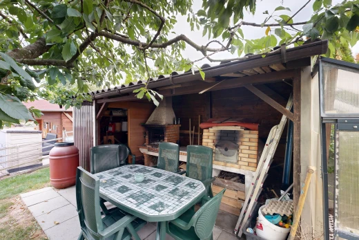 terrasse avec coin repas extérieur, terrasse, property visible, et from property