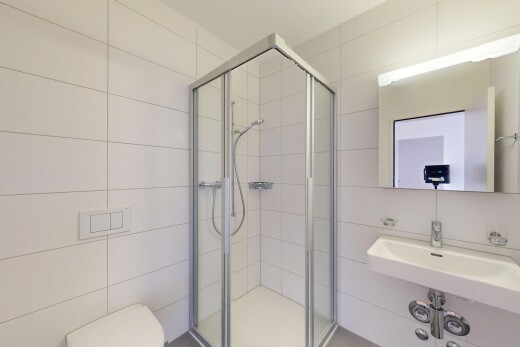 bad mit komplettes badezimmer, toilette, fliesenwand, und dusche