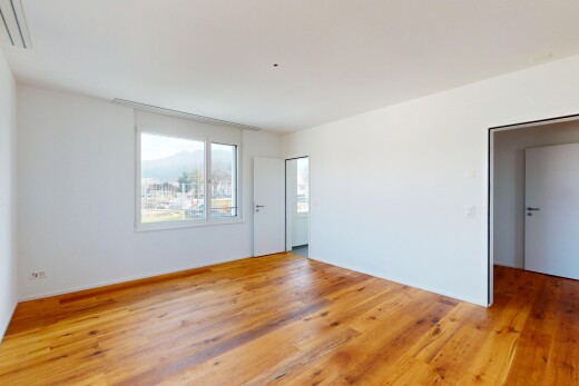 leerer raum mit holzfußboden, gipskartonwand, und natürliches licht