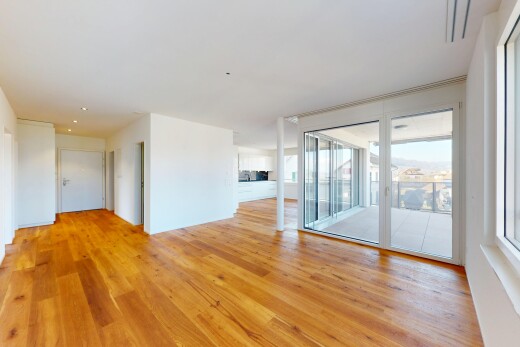 leerer raum mit natürliches licht, gipskartonwand, und holzfußboden