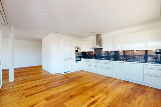 küche mit holzfußboden, küchenrückwand beim herd, dunstabzugshaube, und ofen