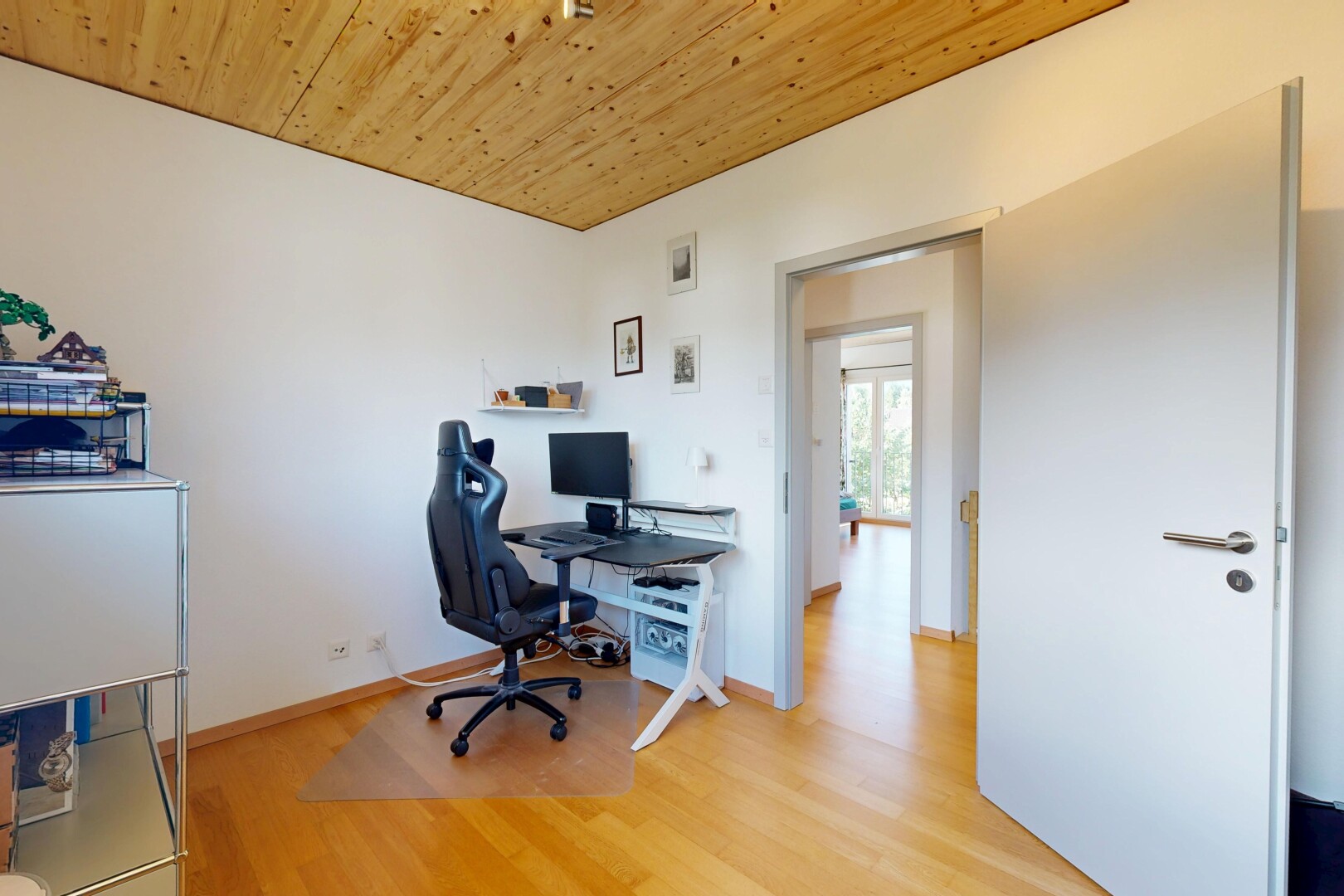 bureau avec drywall, cloison sèche, wood ceiling, plafond en bois, et wood finish floor