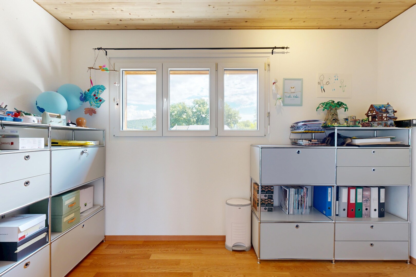 chambre avec drywall, cloison sèche, wood ceiling, plafond en bois, et wood finish floor