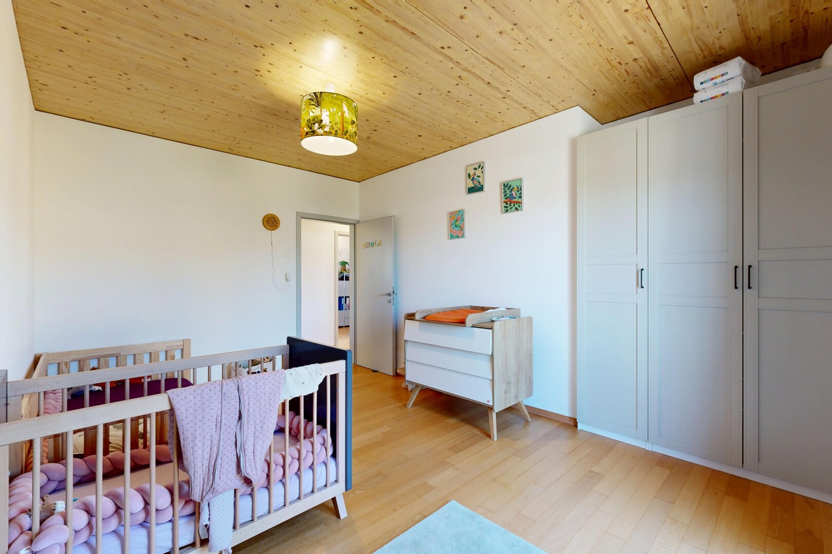 chambre avec wood ceiling, plafond en bois, nursery, drywall, et cloison sèche