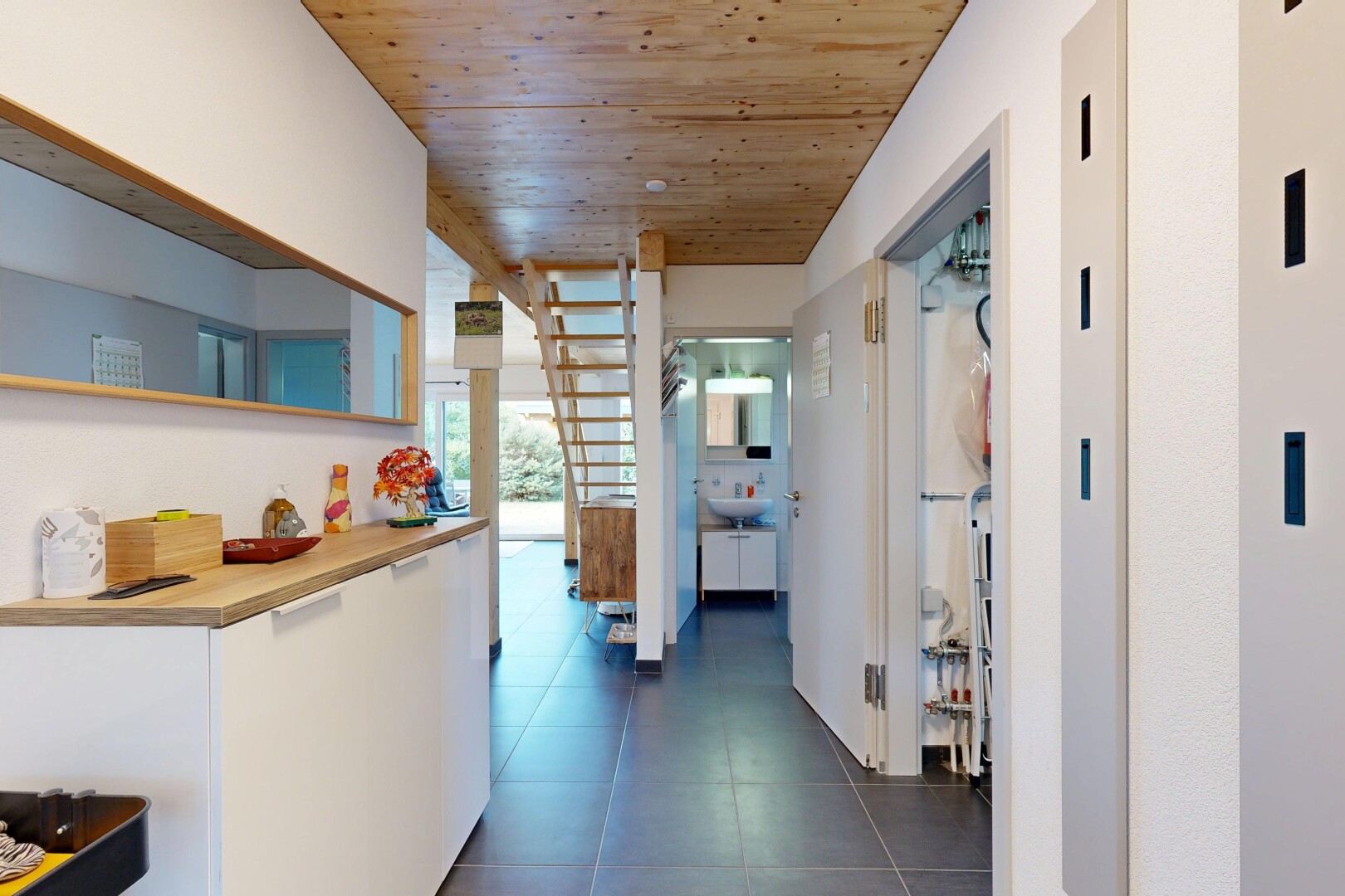 couloir avec wood ceiling, plafond en bois, drywall, cloison sèche, et high end ceiling