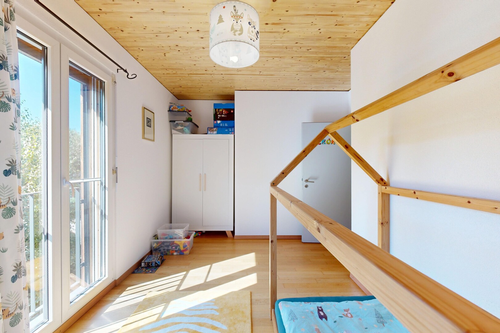 couloir avec drywall, cloison sèche, wood ceiling, plafond en bois, et inside property