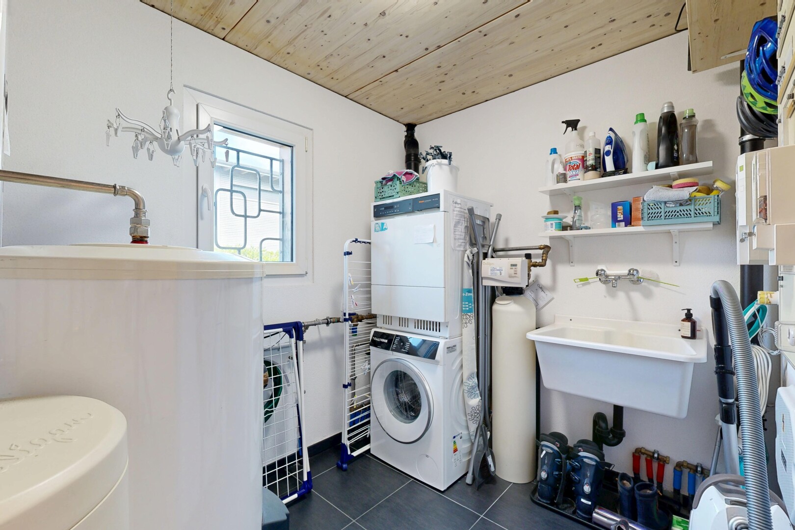 buanderie avec lave-linge et sèche-linge, drywall, cloison sèche, tile floor, et sol en carrelage