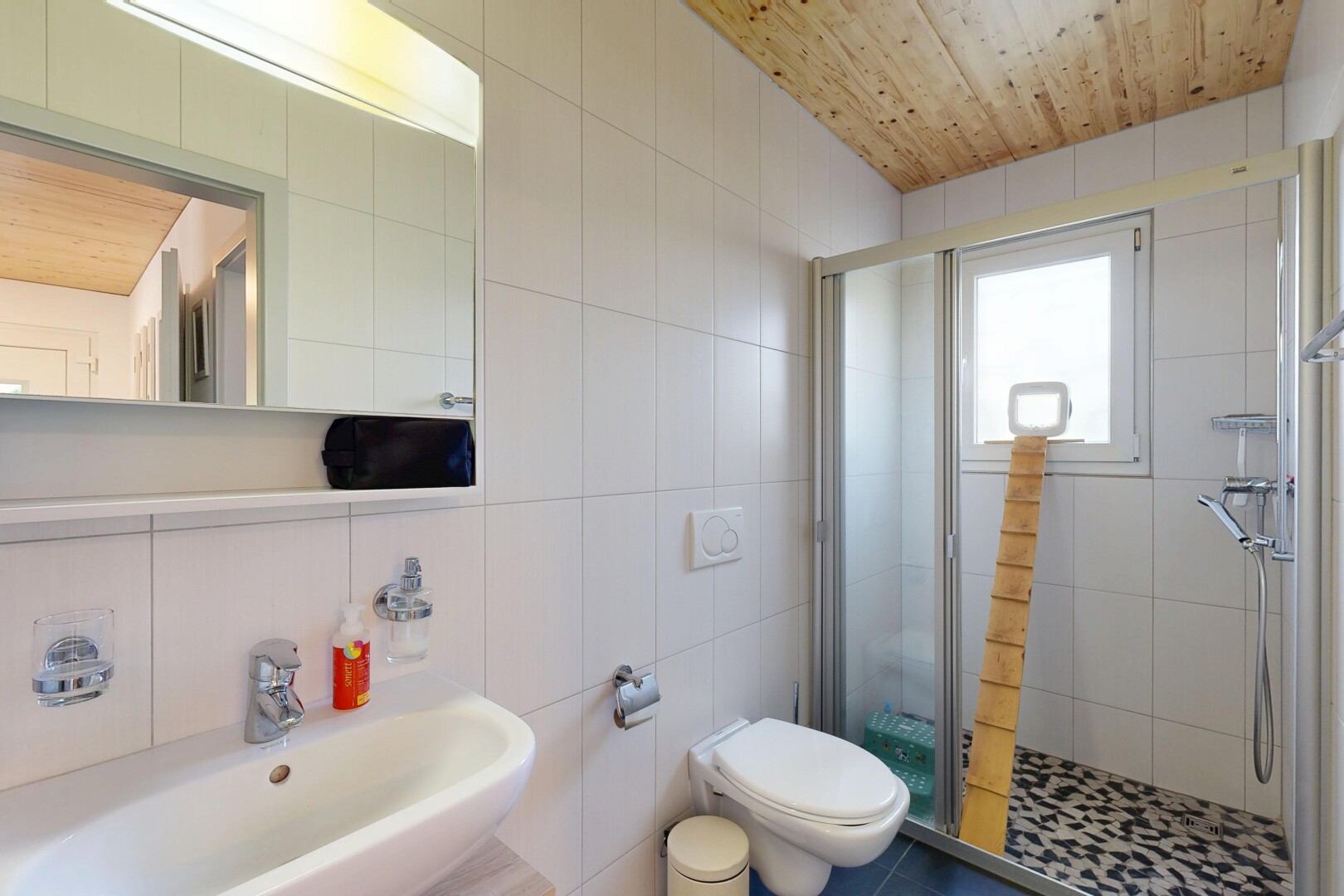 salle de bains avec douche, salle de bain complète, tile wall, mur en carrelage, et wood ceiling