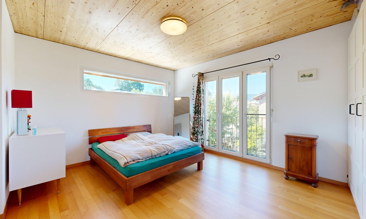 chambre avec wood ceiling, plafond en bois, drywall, cloison sèche, et accès à l'extérieur
