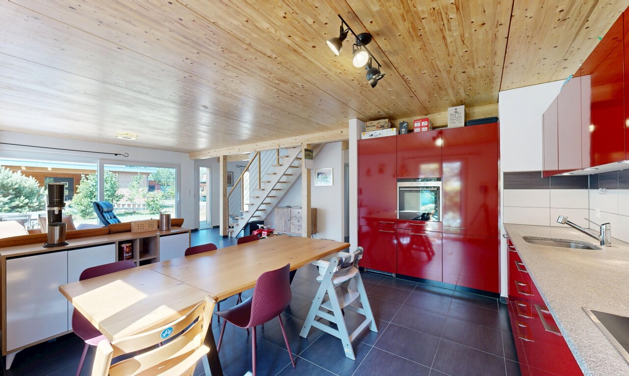 salle à manger avec dark floor, escaliers, wood ceiling, plafond en bois, et évier