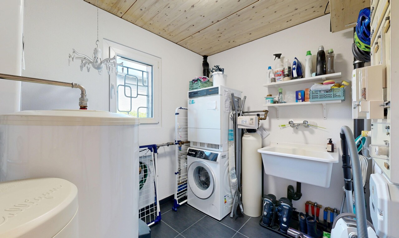 buanderie avec lave-linge et sèche-linge, drywall, cloison sèche, tile floor, et sol en carrelage