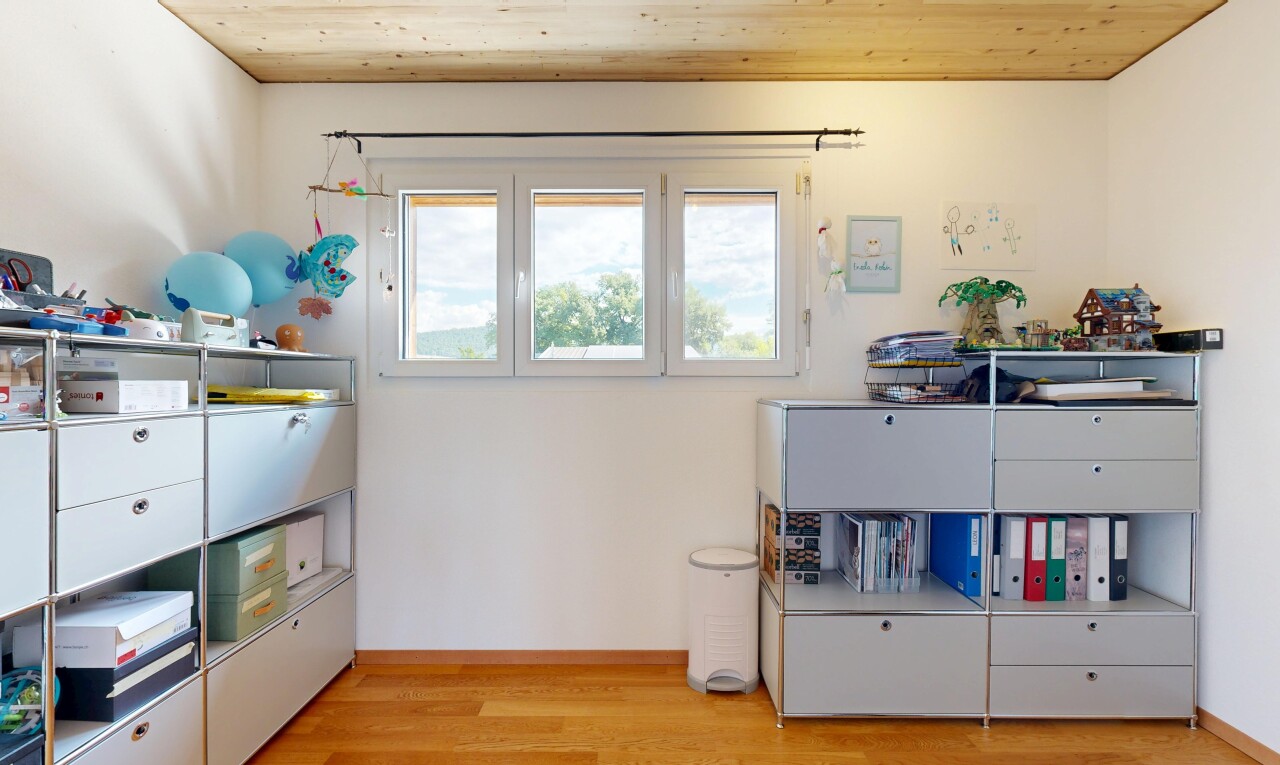 chambre avec drywall, cloison sèche, wood ceiling, plafond en bois, et wood finish floor