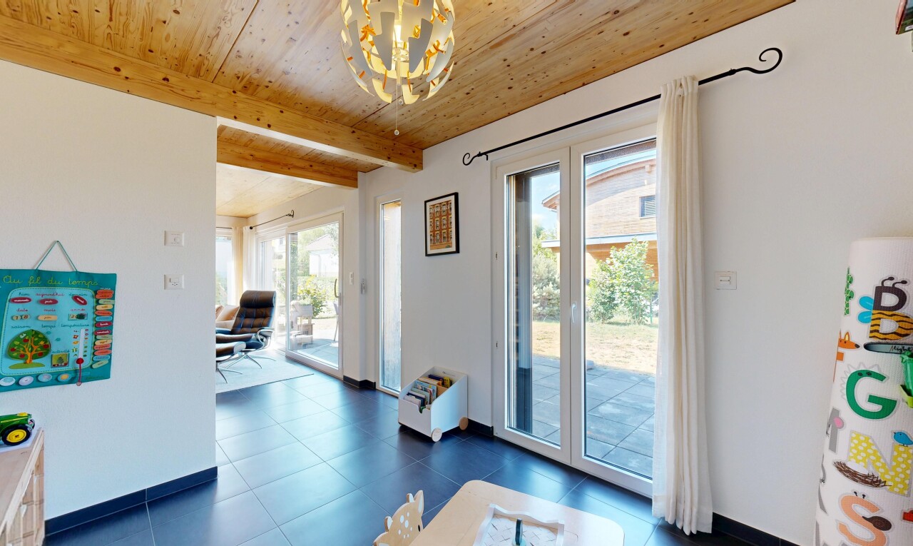 pièce vide avec high end ceiling, drywall, cloison sèche, wood ceiling, et plafond en bois