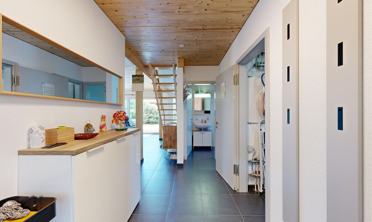 couloir avec wood ceiling, plafond en bois, drywall, cloison sèche, et high end ceiling