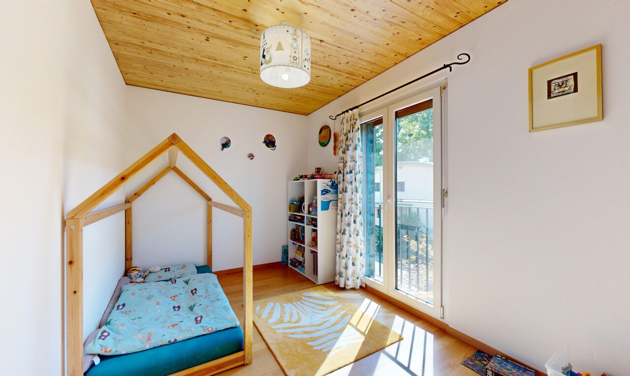 chambre avec drywall, cloison sèche, wood ceiling, plafond en bois, et accès à l'extérieur