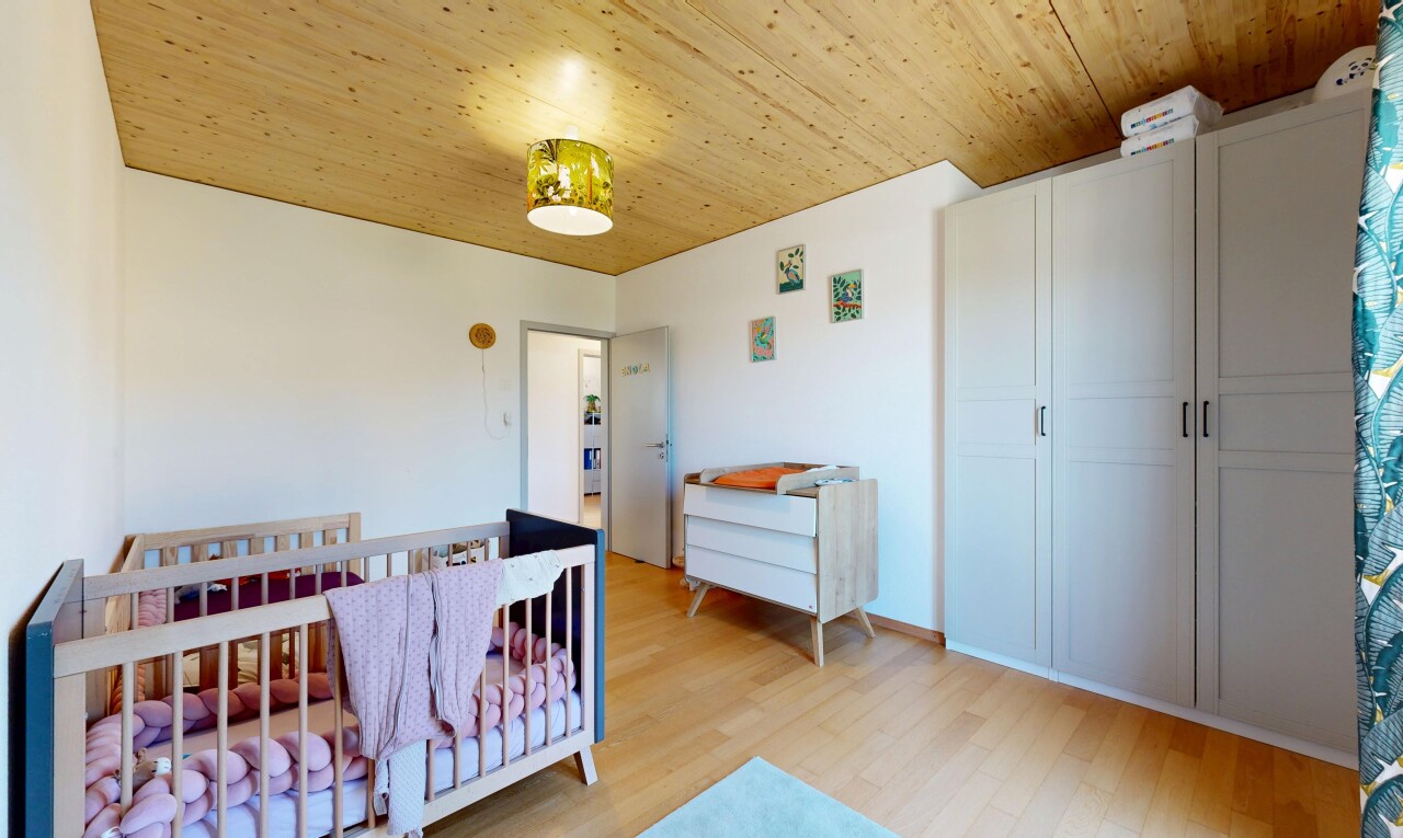 chambre avec wood ceiling, plafond en bois, nursery, drywall, et cloison sèche