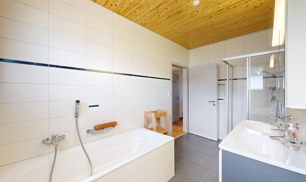 salle de bains avec bain, tile wall, mur en carrelage, wood ceiling, et plafond en bois