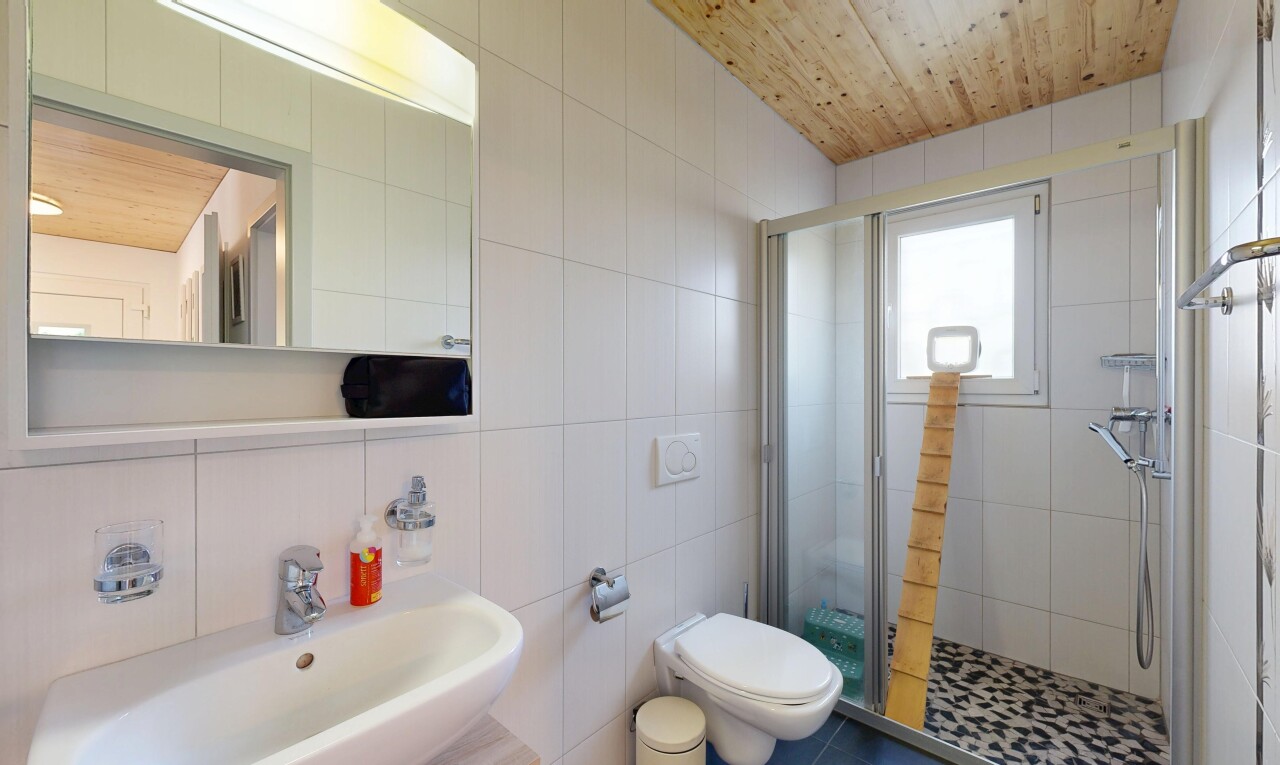 salle de bains avec douche, salle de bain complète, tile wall, mur en carrelage, et wood ceiling