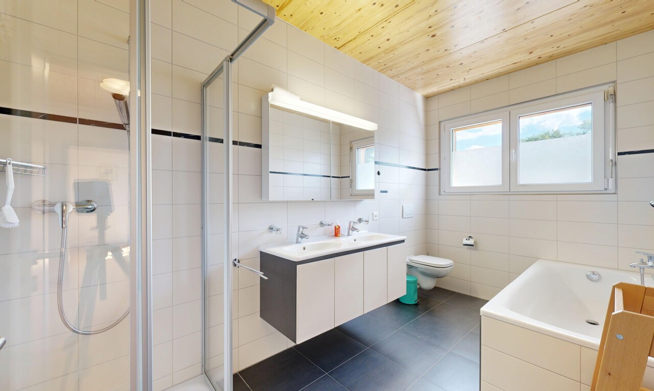 salle de bains avec tile wall, mur en carrelage, double vasque, douche, et salle de bain complète