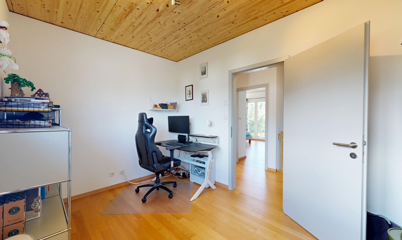 bureau avec drywall, cloison sèche, wood ceiling, plafond en bois, et wood finish floor