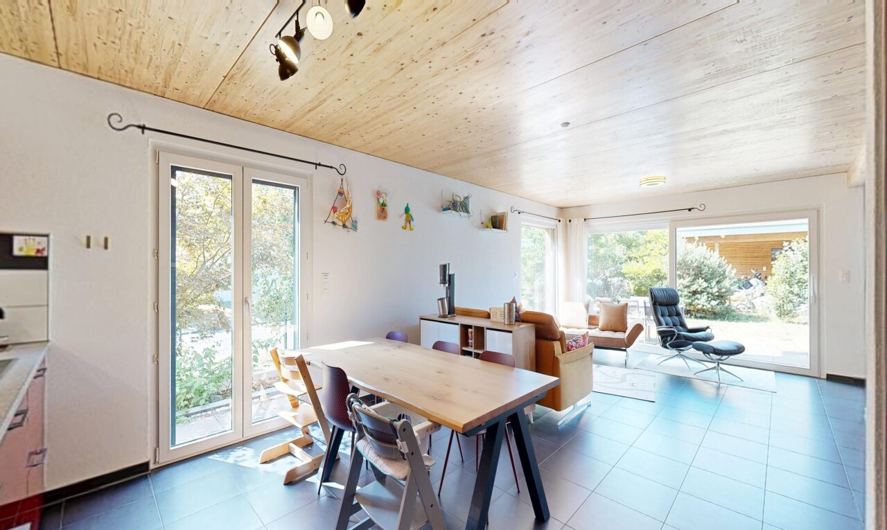 salon / salle à manger avec drywall, cloison sèche, éclairage sur rail, wood ceiling, et plafond en bois