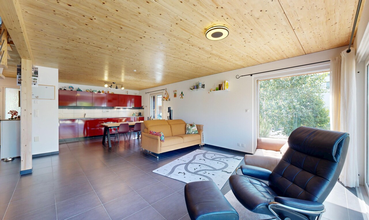 salon / salle à manger avec wood ceiling, plafond en bois, drywall, cloison sèche, et inside property