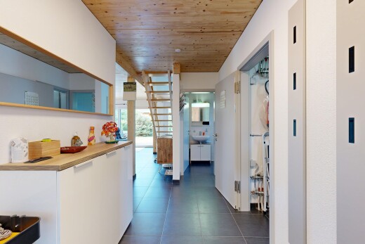 couloir avec wood ceiling, plafond en bois, drywall, cloison sèche, et high end ceiling
