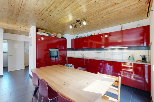 küche mit deckenbeleuchtung, wood ceiling, holzdecke, rote schränke, und red cabinets
