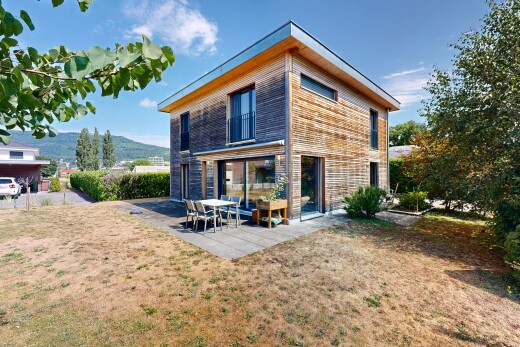außenansicht mit terrasse, from property, day time, property visible, und horizontale verkleidung