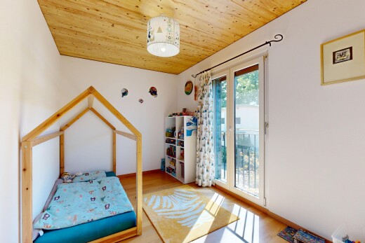 zimmer / schlafzimmer mit drywall, gipskartonwand, wood ceiling, holzdecke, und außenzugang