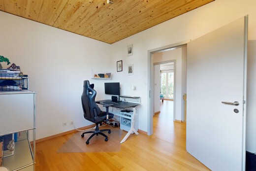 büro mit drywall, gipskartonwand, wood ceiling, holzdecke, und wood finish floor