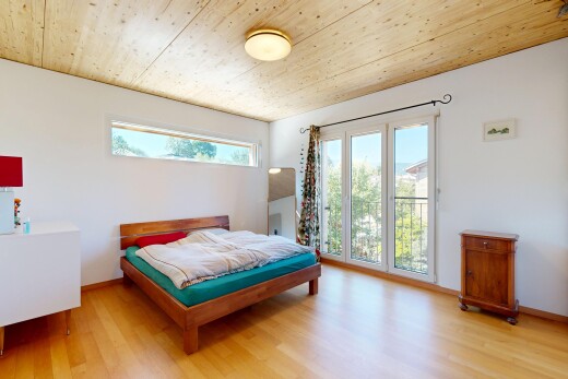 zimmer / schlafzimmer mit wood ceiling, holzdecke, drywall, gipskartonwand, und außenzugang