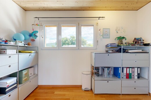 zimmer / schlafzimmer mit drywall, gipskartonwand, wood ceiling, holzdecke, und wood finish floor