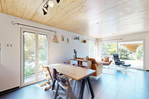 salon / salle à manger avec drywall, cloison sèche, éclairage sur rail, wood ceiling, et plafond en bois