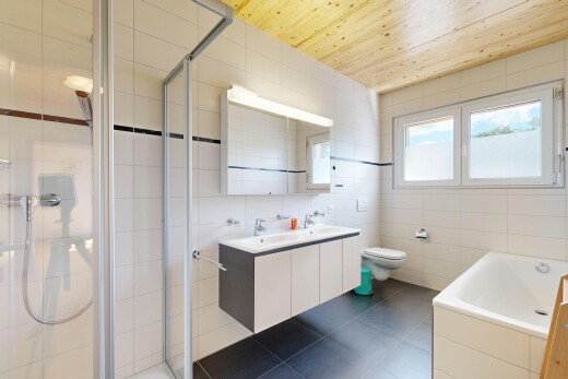 bad mit tile wall, fliesenwand, doppelwaschtisch, dusche, und komplettes badezimmer
