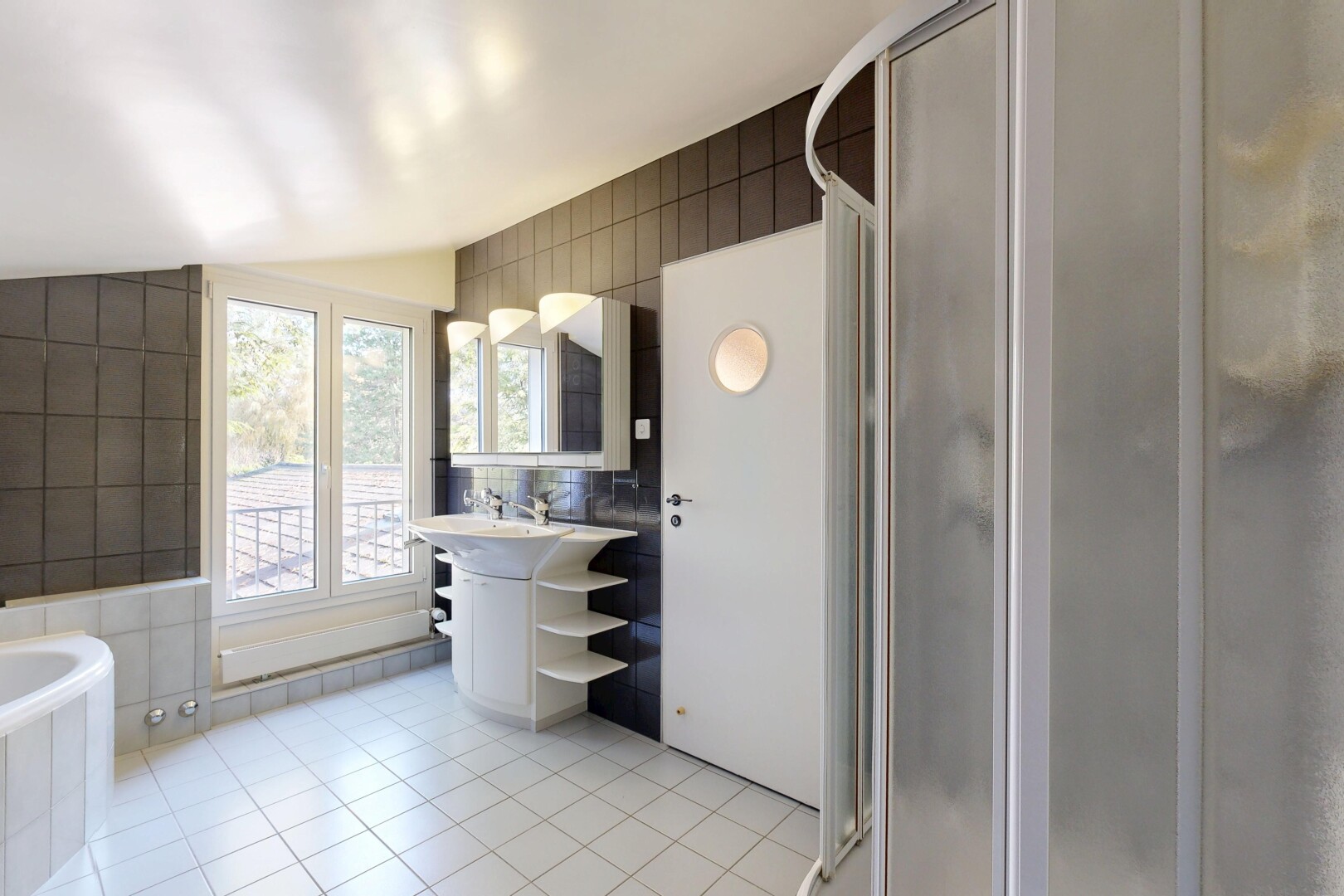 bad mit tile wall, fliesenwand, komplettes badezimmer, tile floor, und fliesenboden