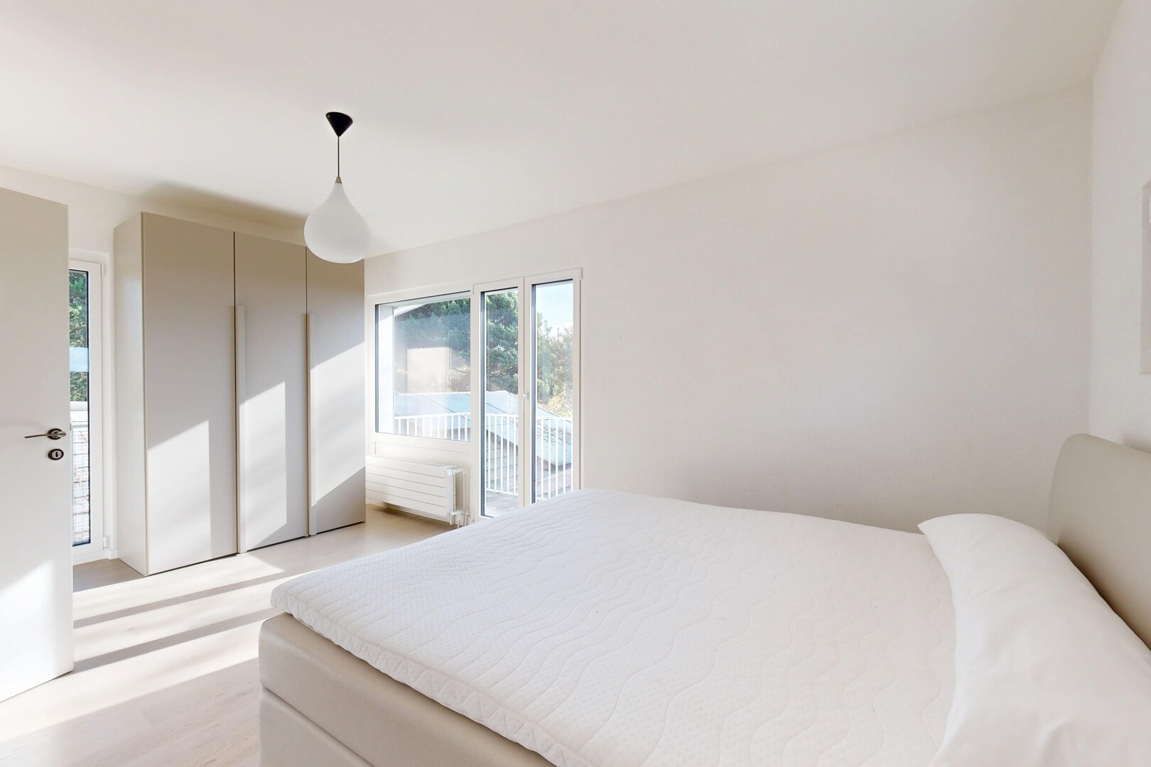 zimmer / schlafzimmer mit inside property, natürliches licht, natural light, gipskartonwand, und drywall