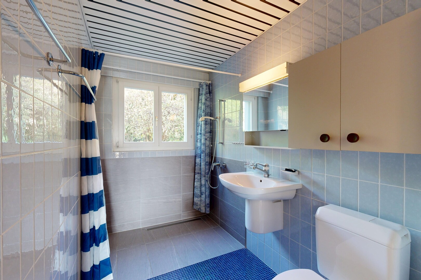 bad mit tile wall, fliesenwand, dusche, komplettes badezimmer, und spiegel