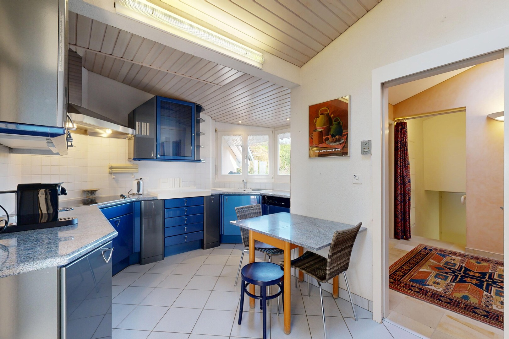 küche mit dunstabzugshaube, natural light, natürliches licht, inside property, und küchenrückwand beim Herd