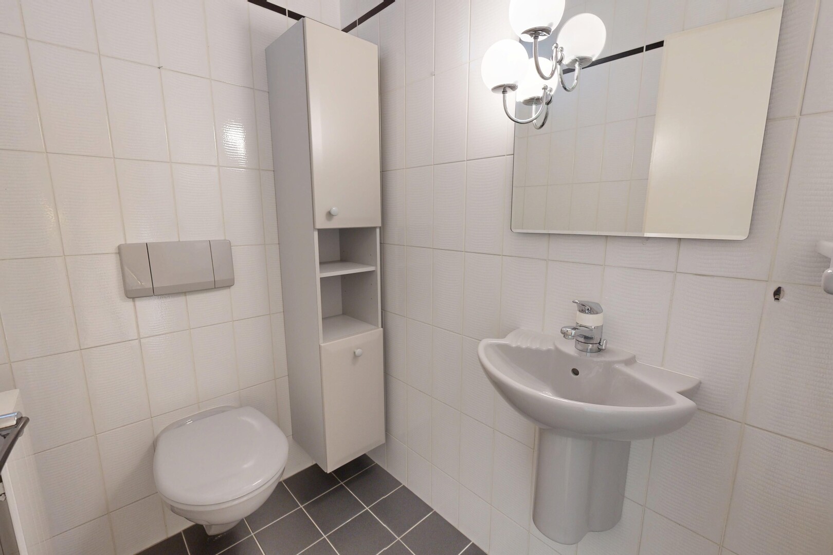 bad mit tile wall, fliesenwand, spiegel, inside property, und tile floor