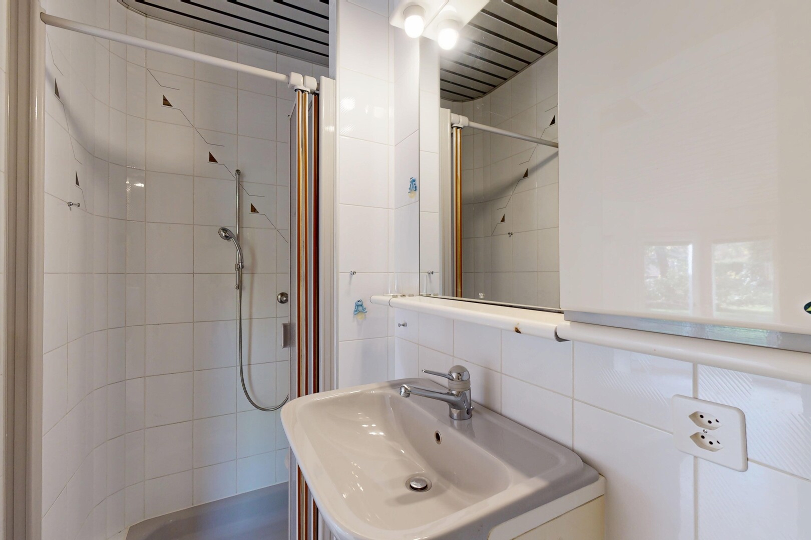 bad mit spiegel, inside property, komplettes badezimmer, tile wall, und fliesenwand