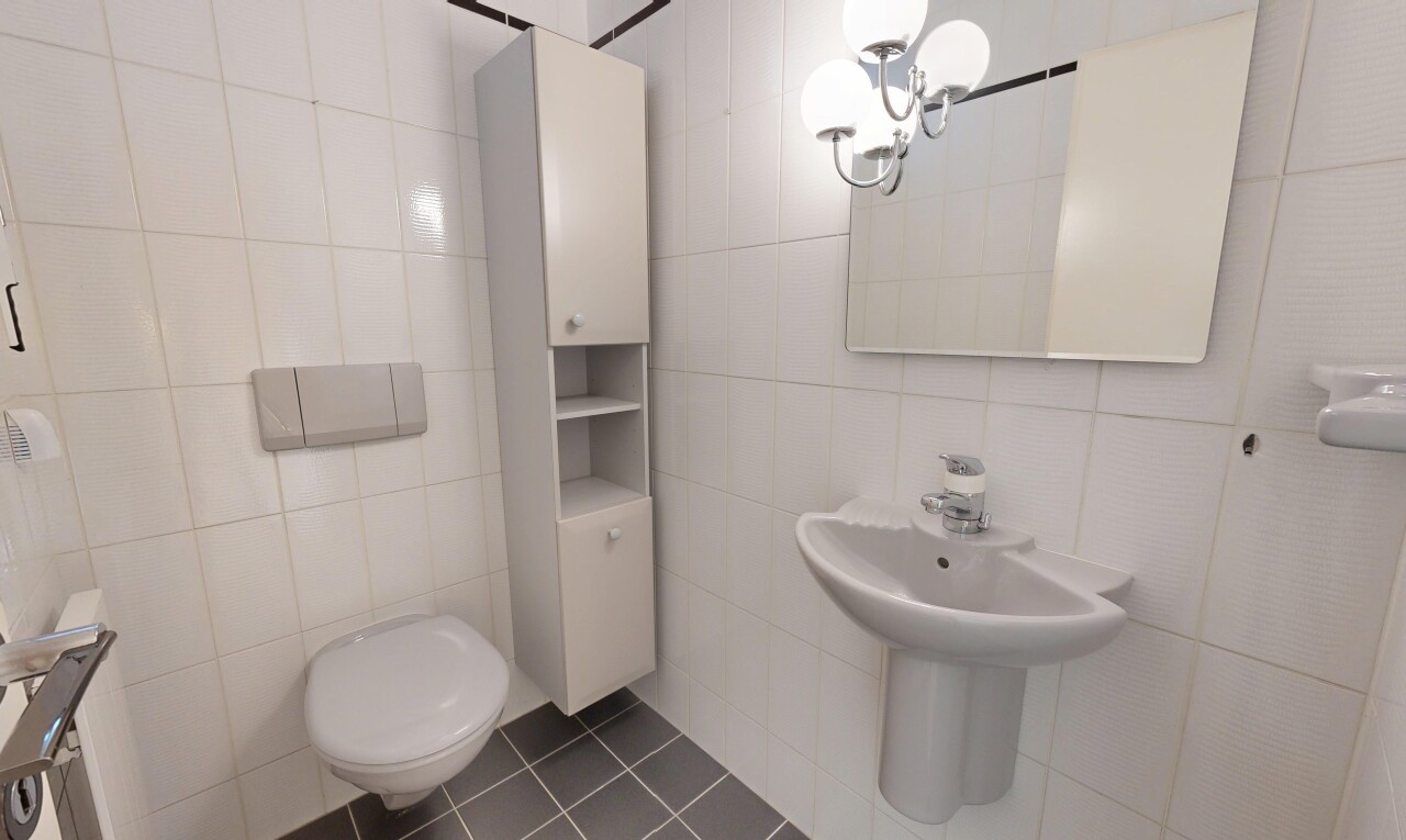 bad mit tile wall, fliesenwand, spiegel, inside property, und tile floor