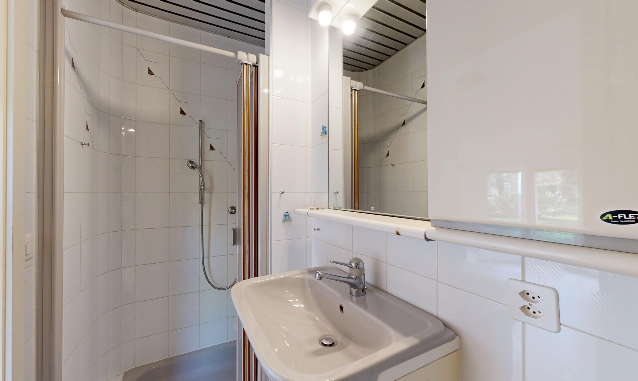 bad mit spiegel, inside property, komplettes badezimmer, tile wall, und fliesenwand