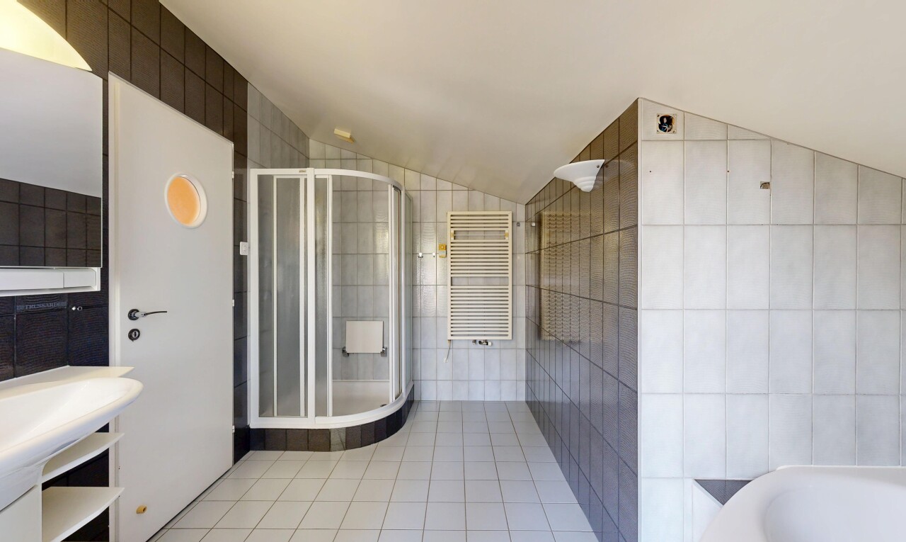 bad mit tile wall, fliesenwand, handtuchwärmer, komplettes badezimmer, und kühler